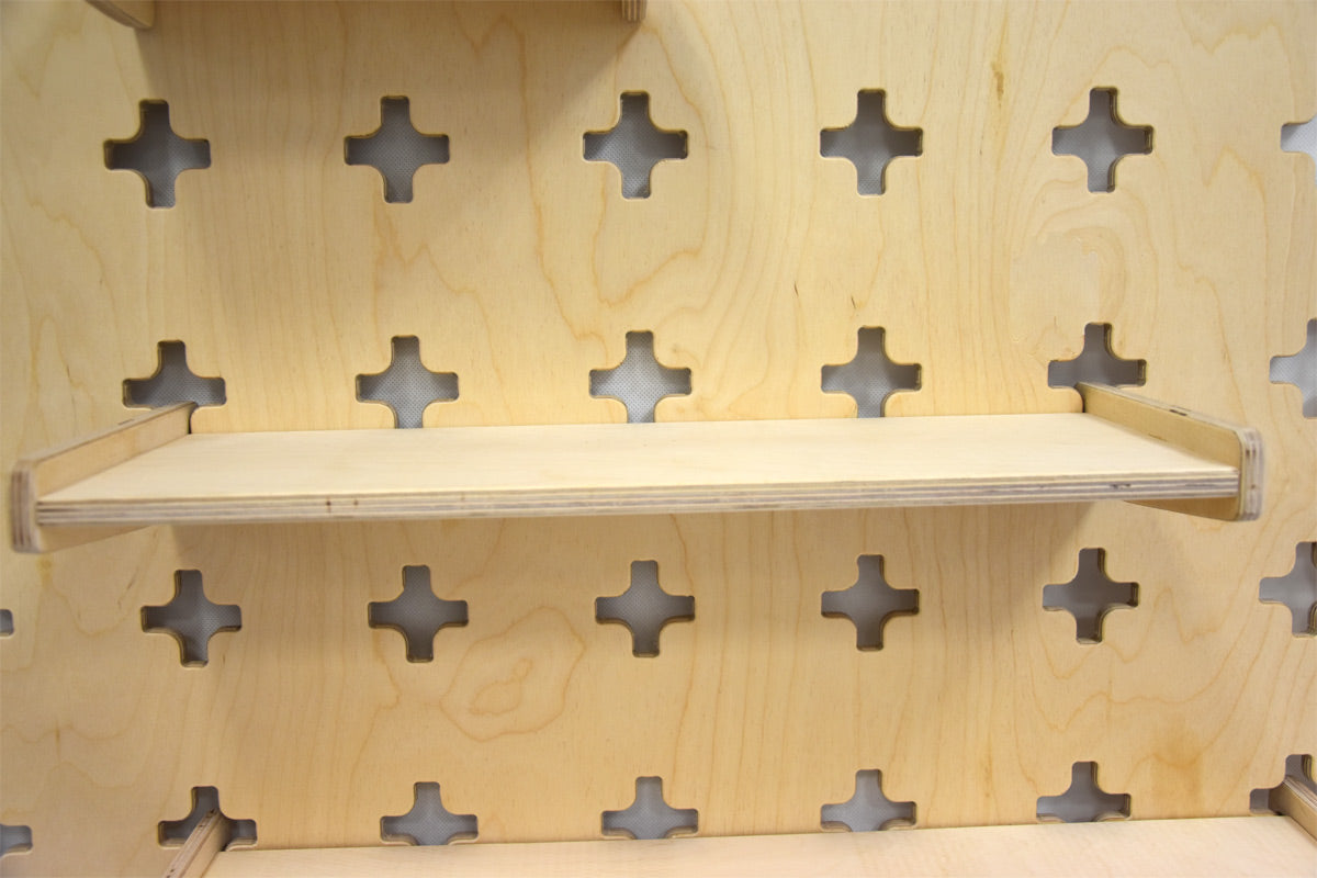 Hängande hylla för verktygsvägg