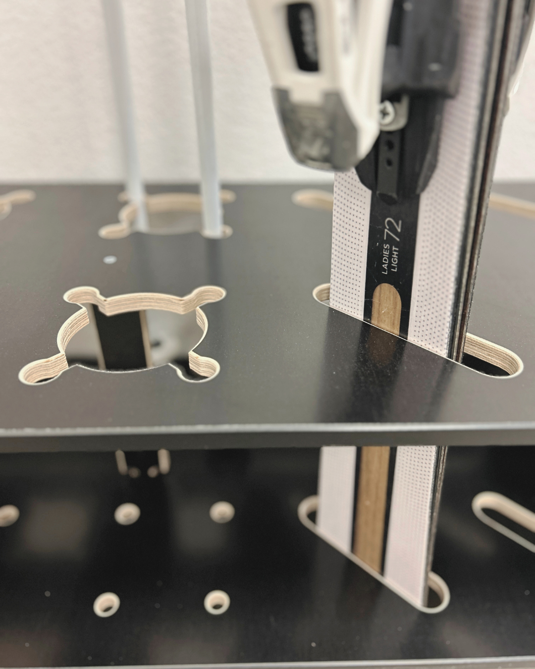 Kombinerat Skidställ i trä för alpinskidor, längdskidor och stavar