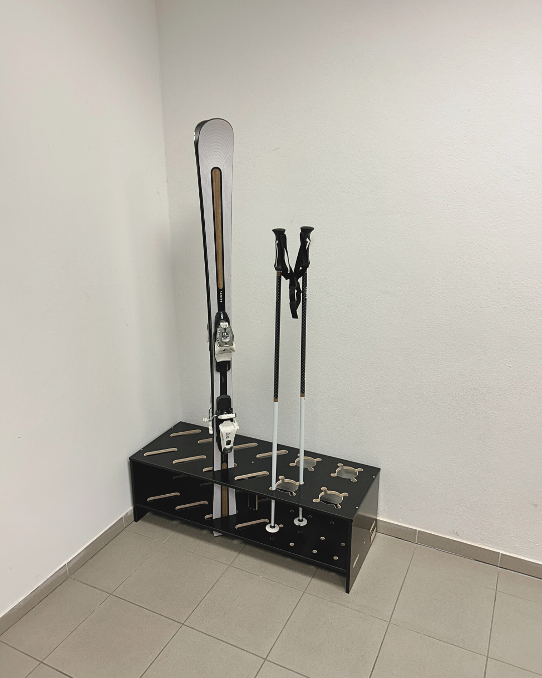 Kombinerat skidställ i trä för skidor och stavar