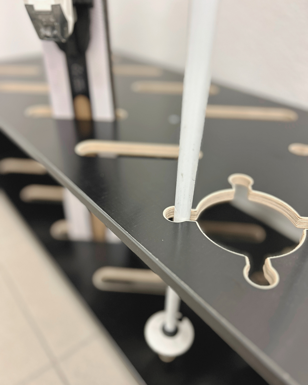 Kombinerat skidställ i trä för skidor och stavar