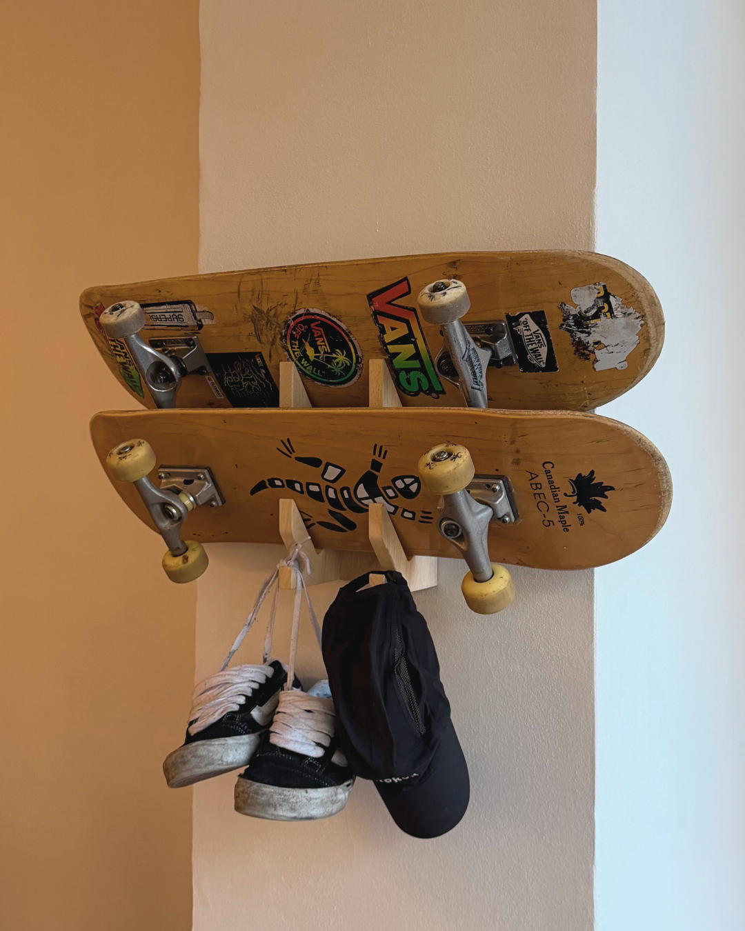 Väggfäste för 2 skateboardar