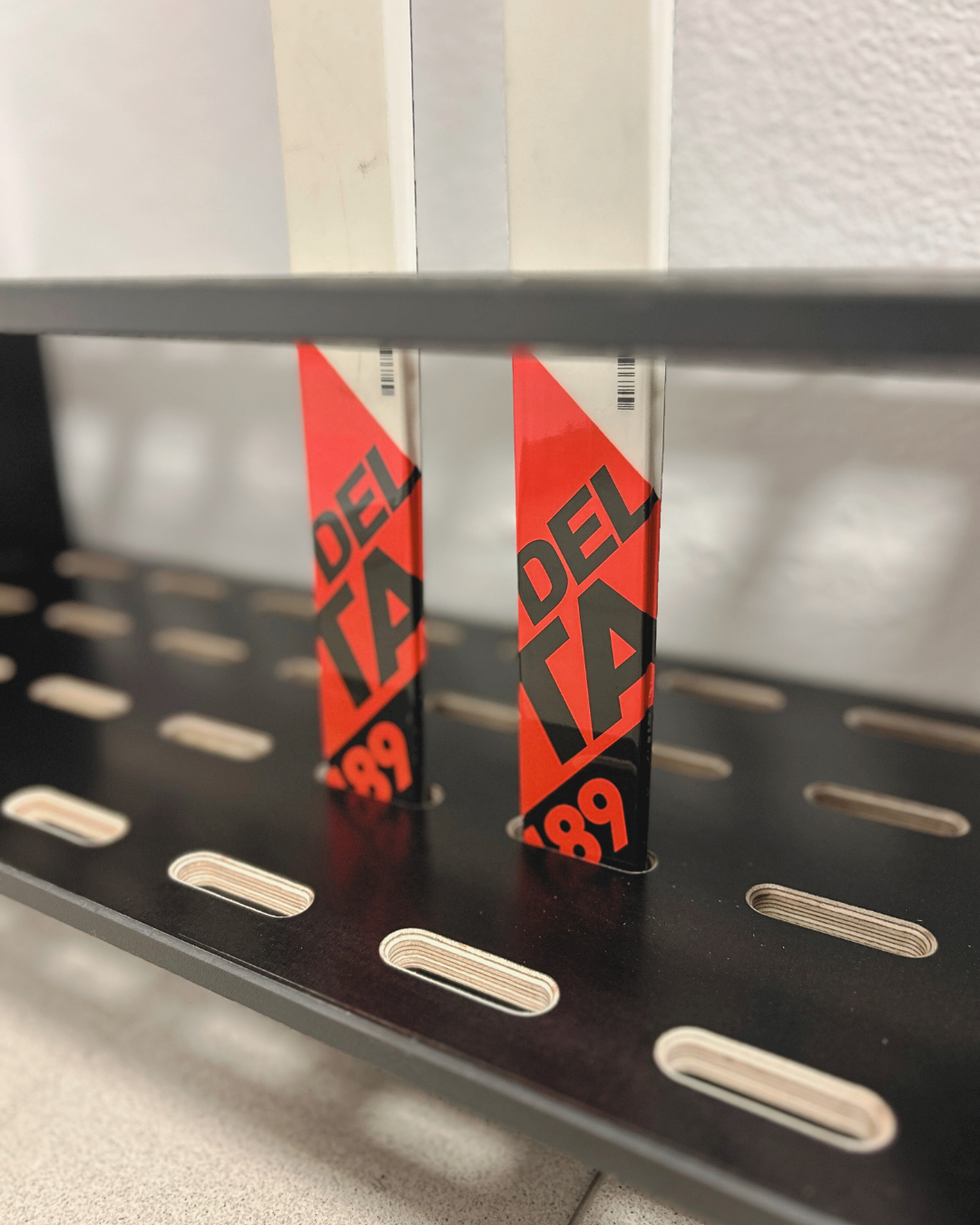 Skidställ i trä för 14 par längdskidor