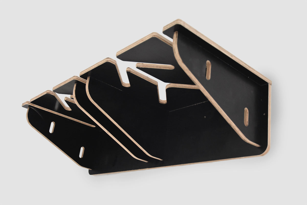 Väggfäste för 6 par skidor och stavar