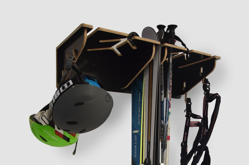 Väggfäste för 6 par skidor och stavar