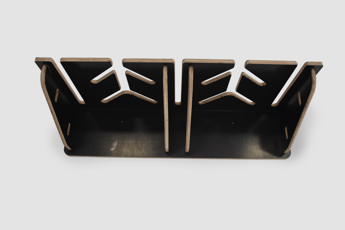 Väggfäste för 6 par skidor och stavar