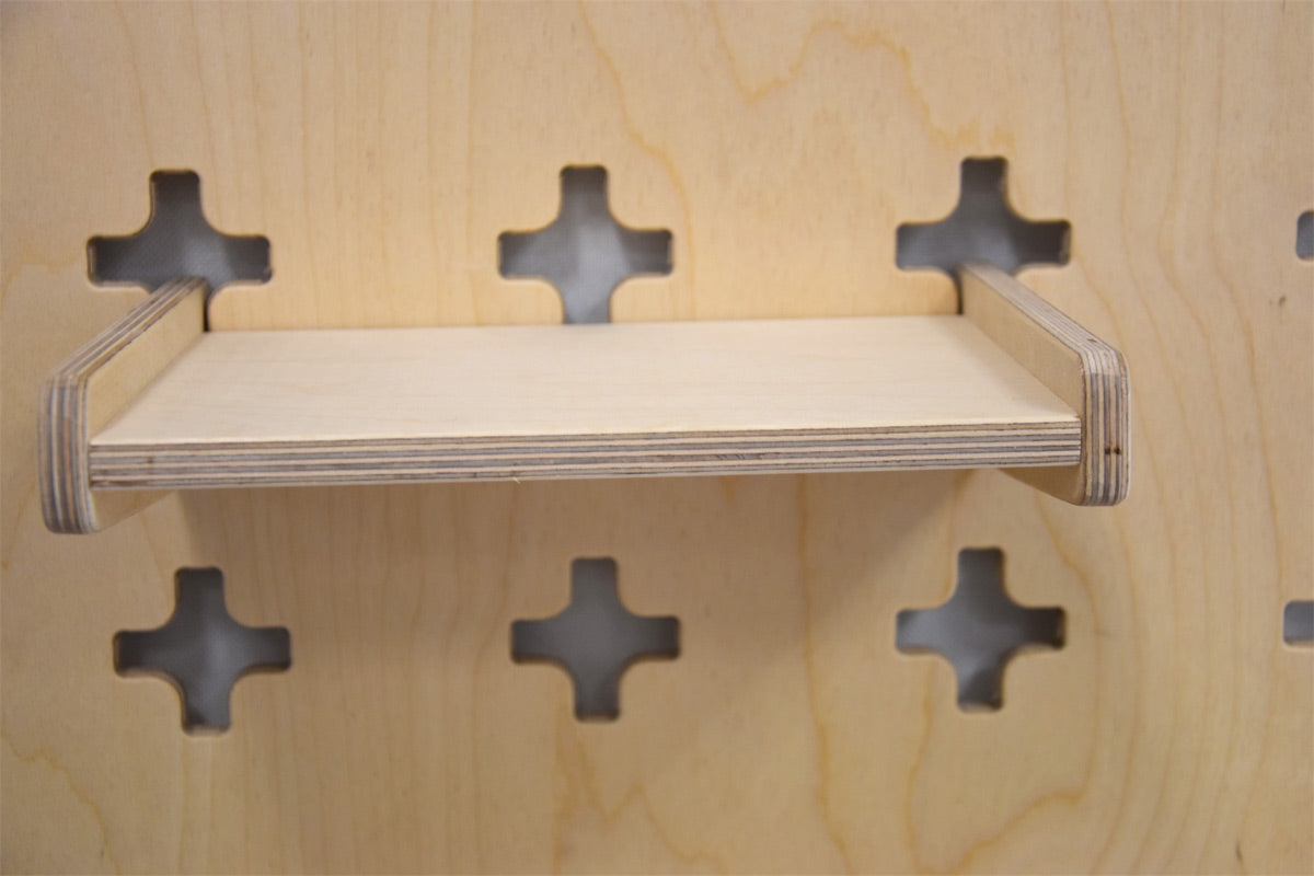 Hängande hylla för verktygsvägg