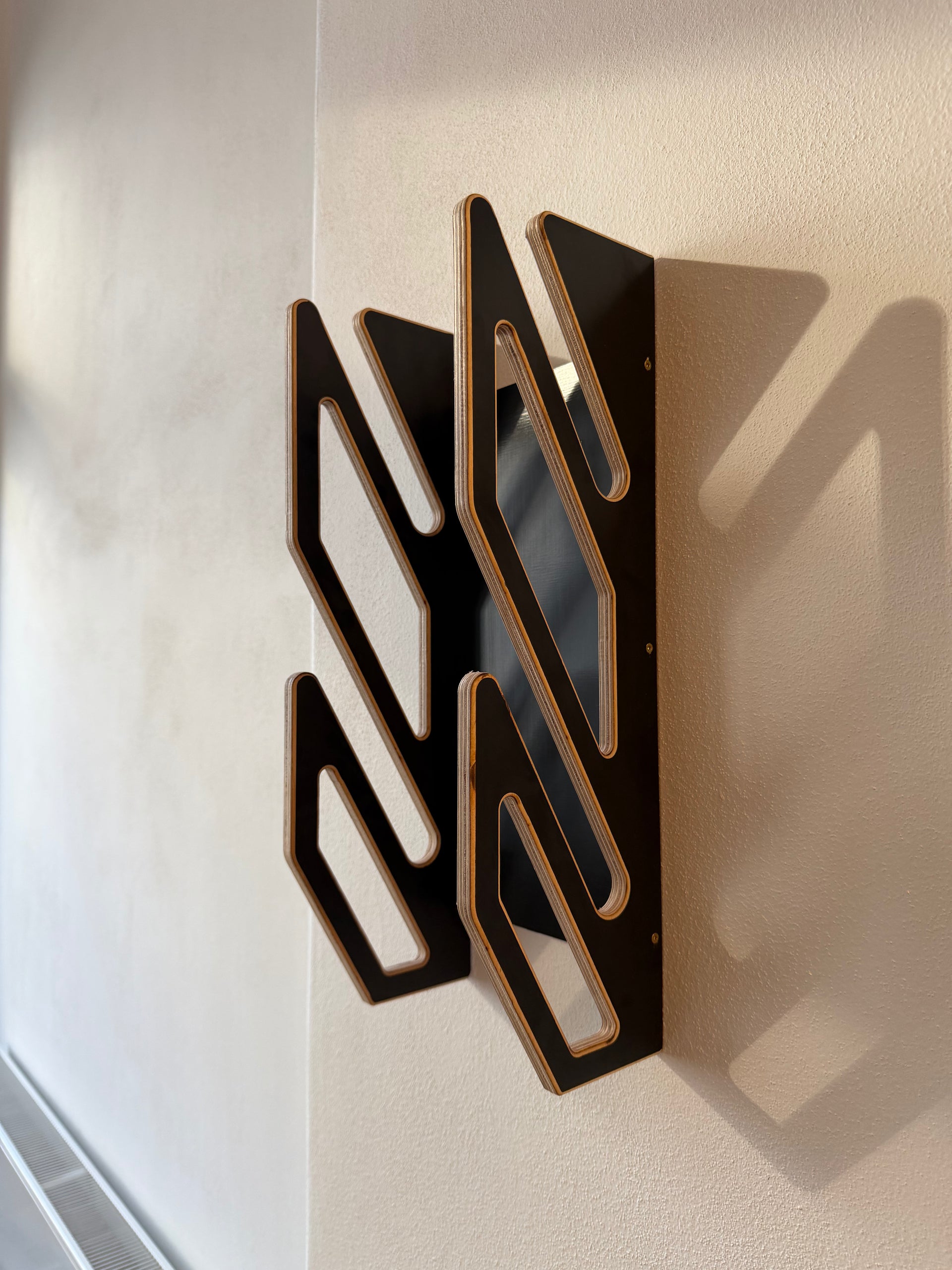 Svart väggställ för 2 wakeboards