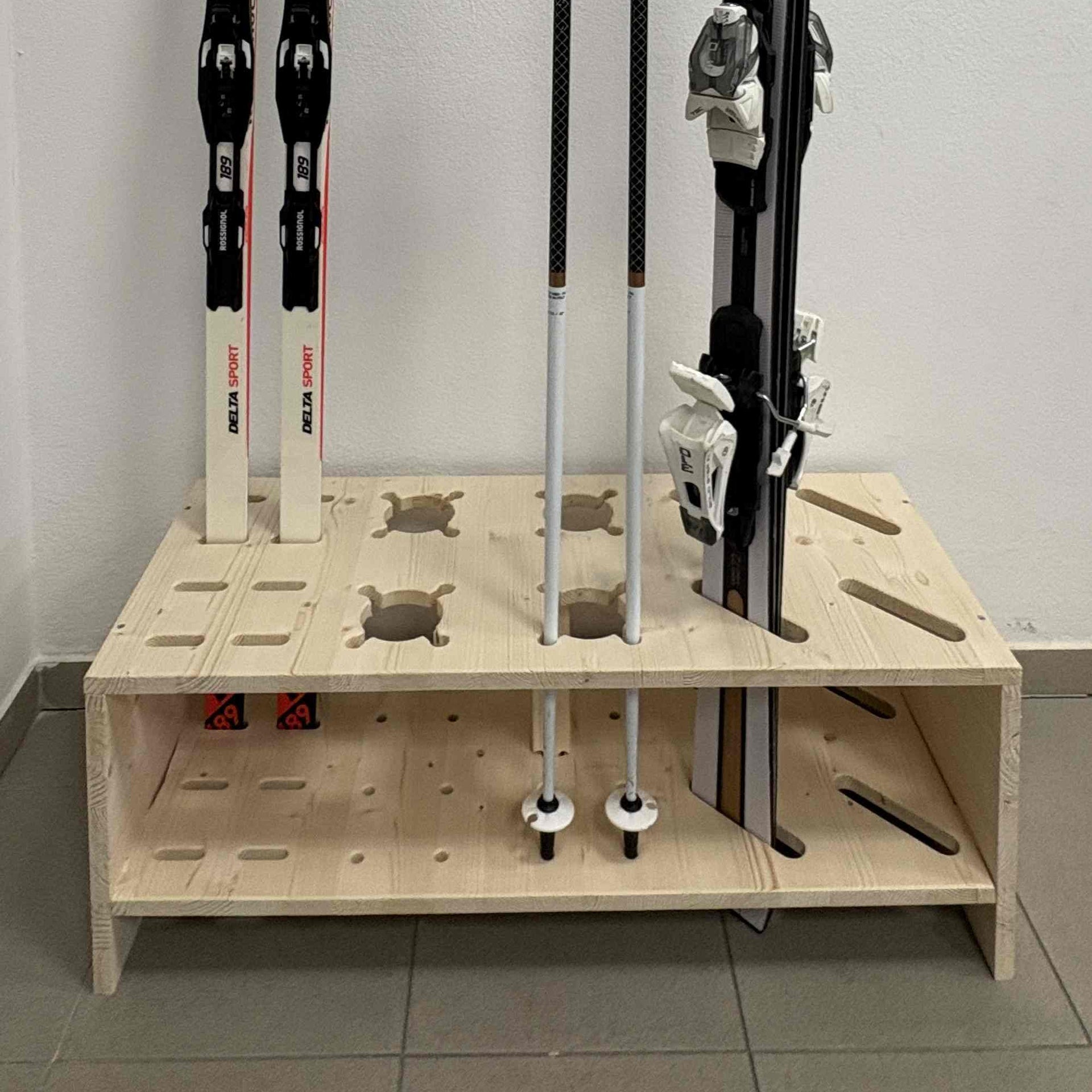 Kombinerat Skidställ i trä för alpinskidor, längdskidor och stavar - Naturfärg