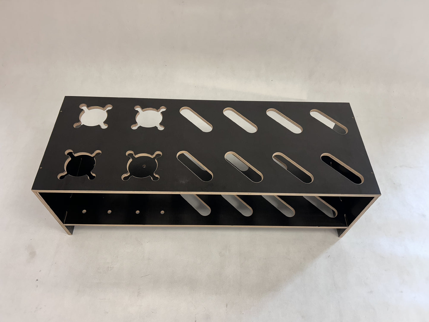 Kombinerat skidställ i trä för skidor och stavar