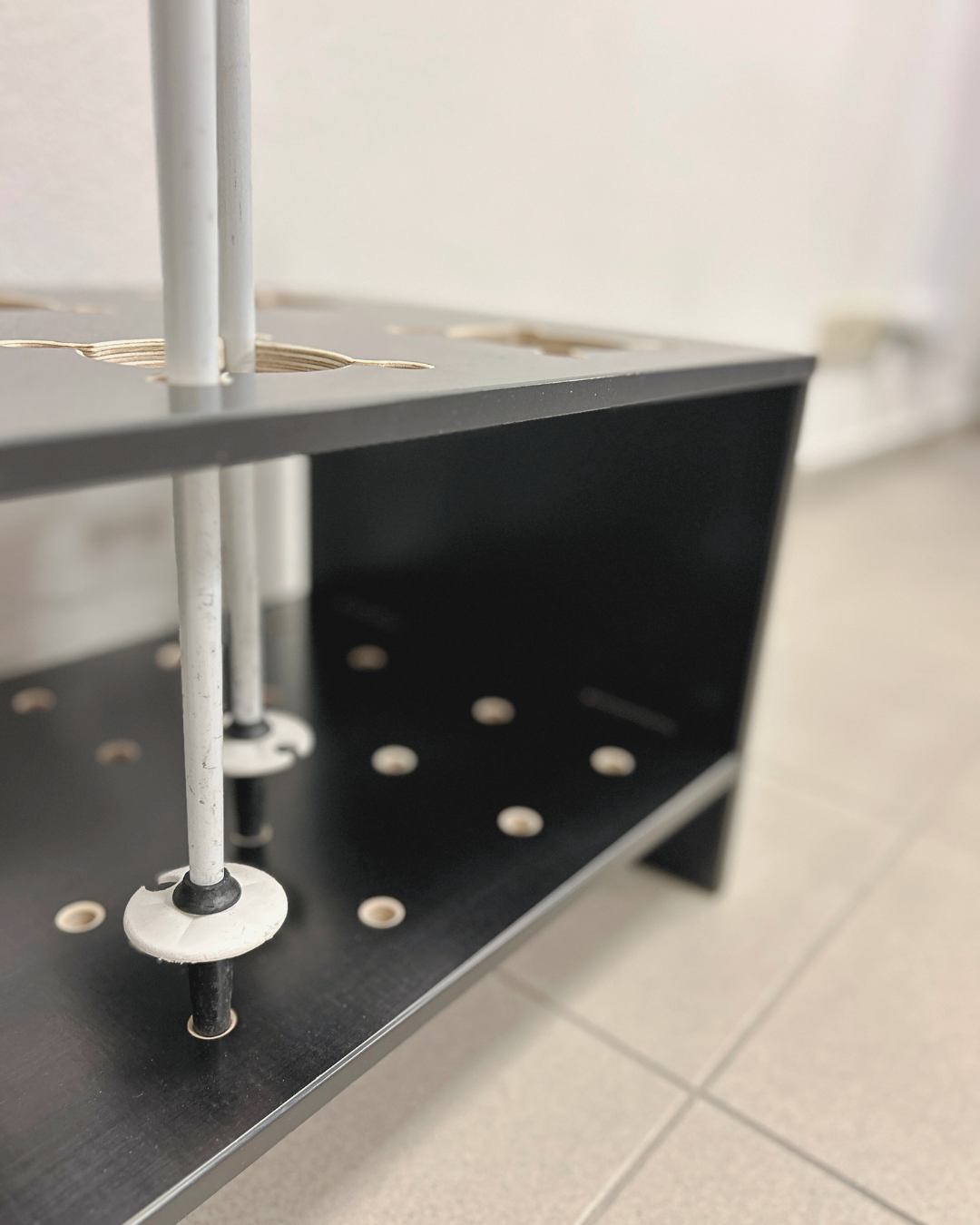 Kombinerat skidställ i trä för skidor och stavar