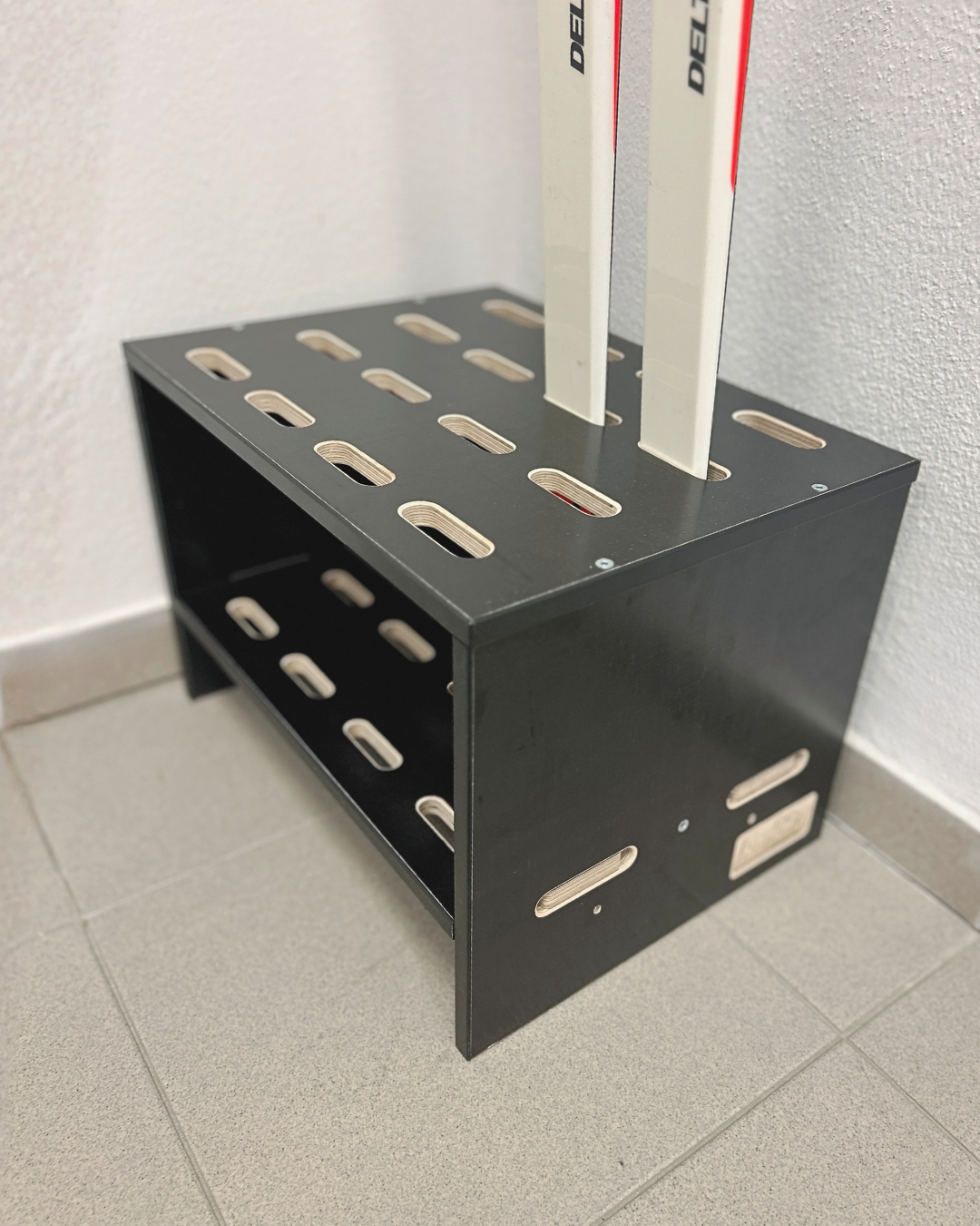 Skidställ i trä för 8 par längdskidor