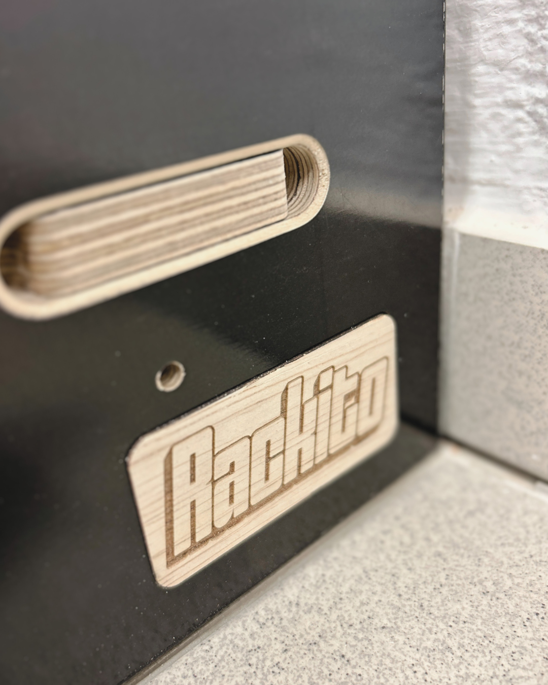 Skidställ i trä för 8 par längdskidor