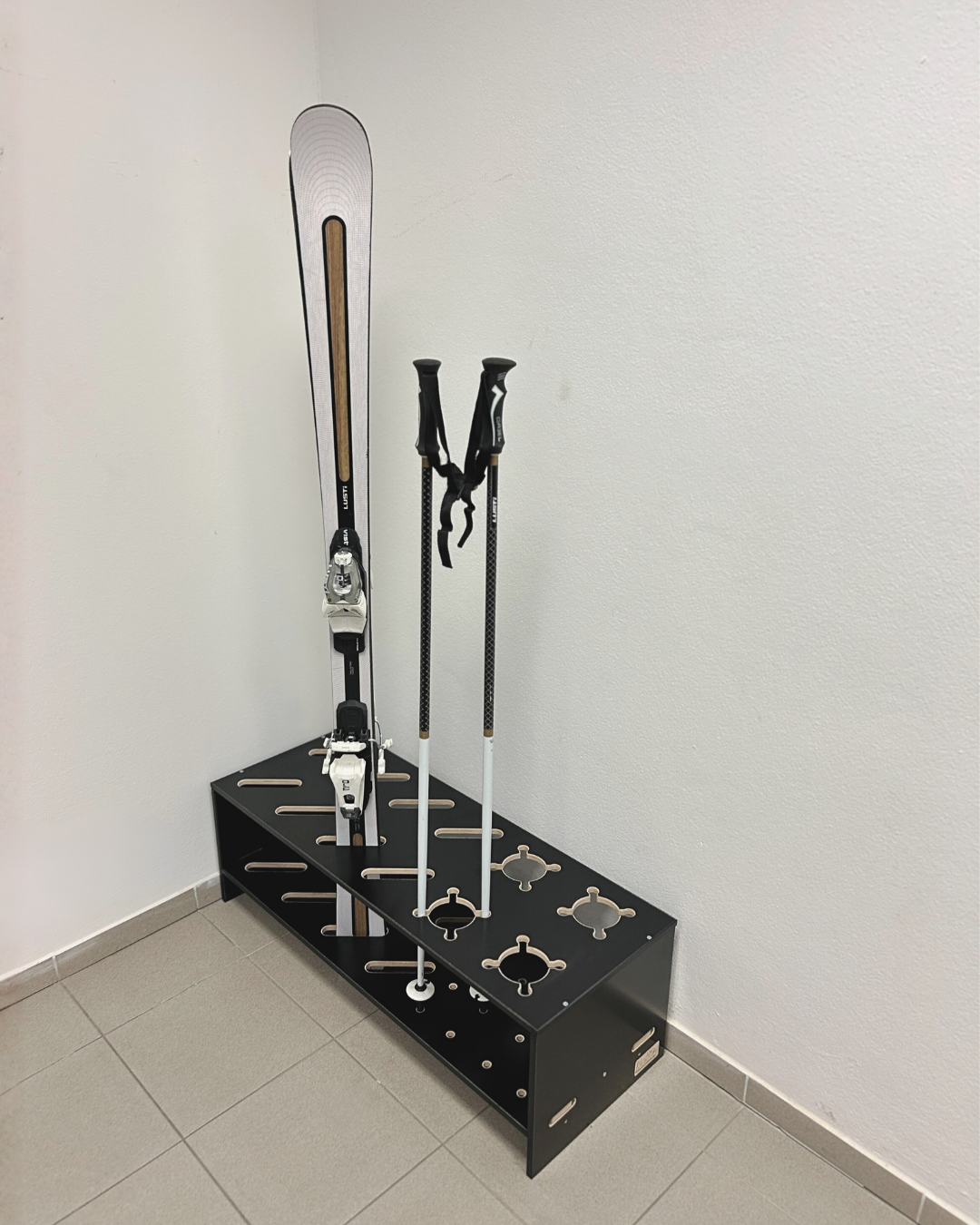 Kombinerat Skidställ i trä för skidor och stavar