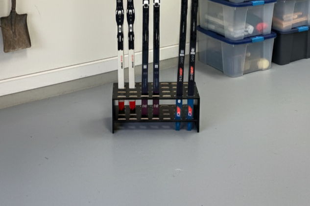 Skidställ i trä för 14 par längdskidor