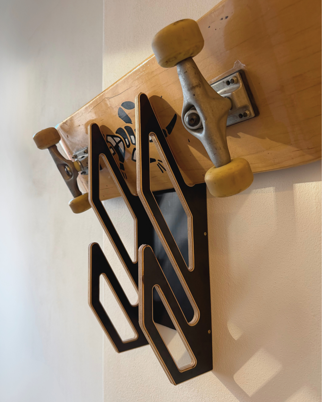 Svart väggställ för 2 skateboardar