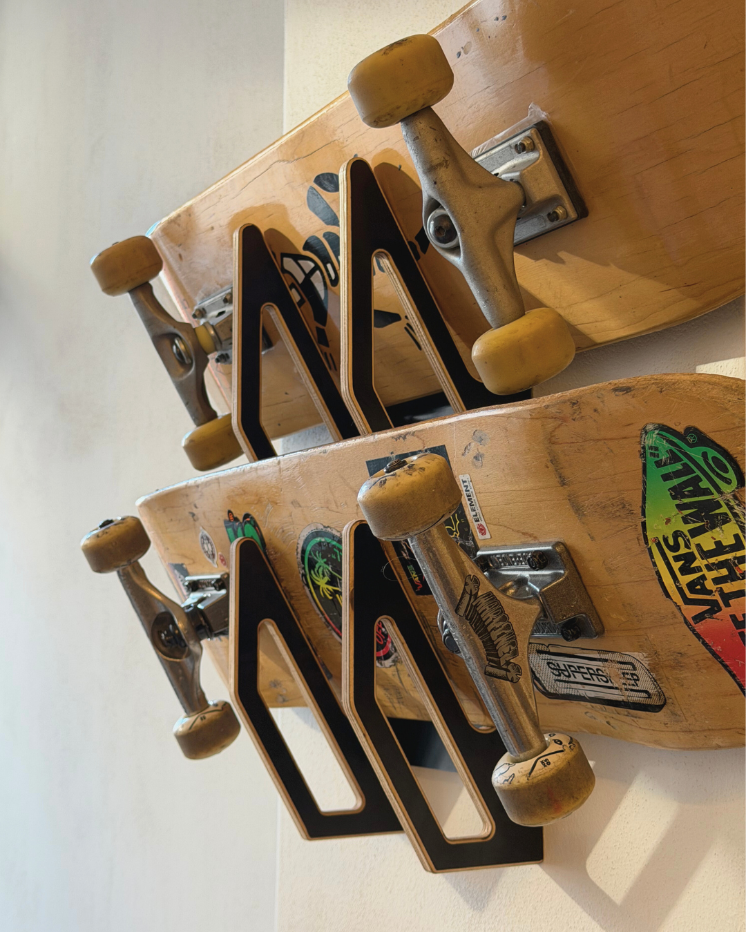 Svart väggställ för 2 skateboardar